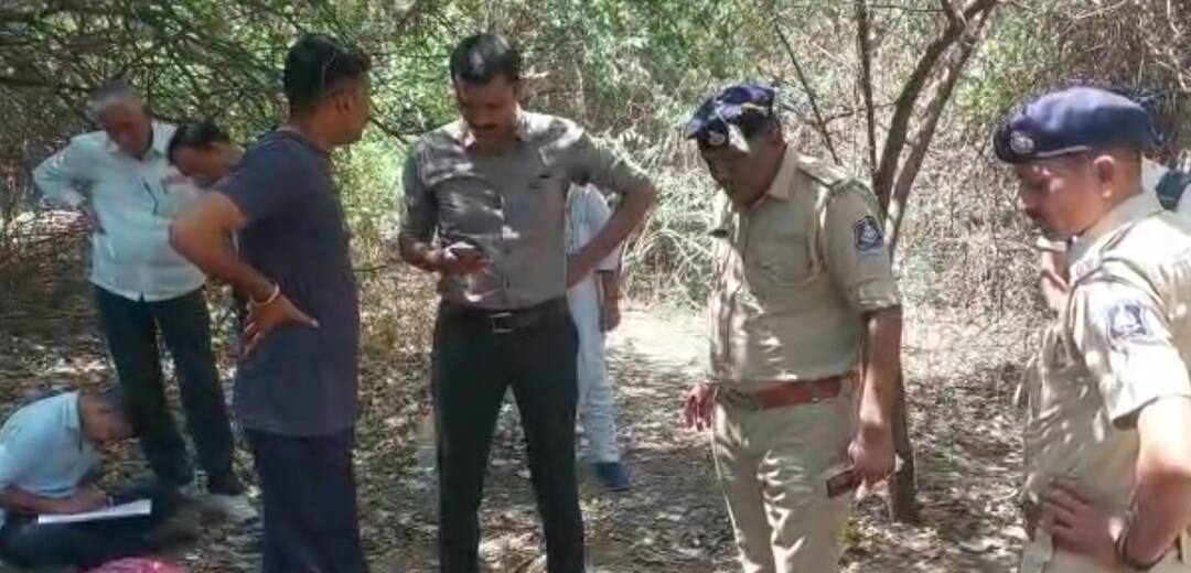 Crime News: ભાવનગરમાં આટા મીલના કમ્પાઉન્ડમાંથી વિદ્યાર્થીની લાશ મળી, પોલીસે શરૂ કરી તપાસ Crime News: A student's body was found in Bhavnagar Crime News: ભાવનગરમાં આટા મીલના કમ્પાઉન્ડમાંથી વિદ્યાર્થીની લાશ મળી, પોલીસે શરૂ કરી તપાસ