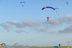 Skydiving Record: আকাশ থেকে ঝাঁপ, পরপর ২ দিনে জোড়া রেকর্ড, কারা করলেন?