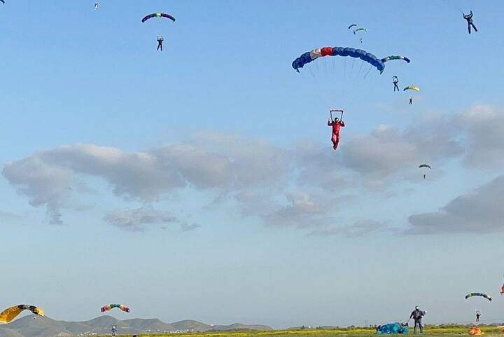 আকাশে উড়ন্ত বিমান থেকে লাফ। পিঠে শুধুমাত্র প্যারাসুট বাঁধা। তারপর বিশেষ কায়দায় ধীরে ধীরে নেমে এসে মাটি ছোঁয়া। বিশ্বজুড়ে একেই বলা হয় স্কাইডাইভিং বা প্যারাশুটিং।