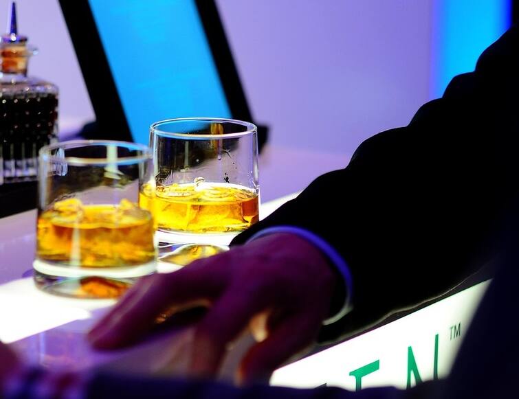 British Tourist downs 22 wine shots in 90 minutes at Polish nightclub lost life Drinking Alcohol Side Effects: फ्री में मिल रही थी शराब, ब्रिटिश टूरिस्ट ने डेढ़ घंटे में गटक लिए 22 शॉट्स, अचानक गिरा और फिर...