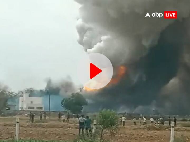 Aravalli fire Massive firecracker company in Gujarat watch video Watch: गुजरात के अरावली में पटाखा कंपनी में लगी भीषण आग, आसमान में धुंए का गुबार