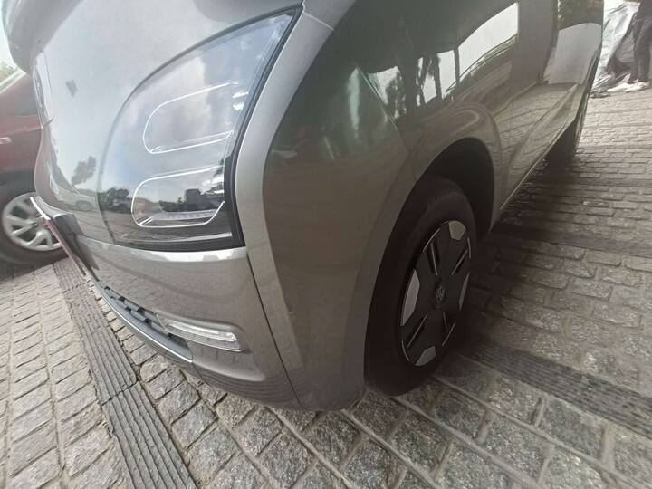 एमजी कॉमेट 12 इंच के व्हील्स और एक लाइट बार के साथ आएगी, इसमें एक इनलाइटेंड एमजी का लोगो भी दिया गया है. इस कार की लंबाई 2,974mm और चौड़ाई 1,505mm है और इसका व्हीलबेस 2,010mm है. इसमें दो दरवाजे दिए गए हैं. इस तरह एमजी कॉमेट देश की सबसे छोटी इलेक्ट्रिक कार है.