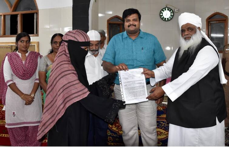 Karur Collector also participated in the program to break the fast of Ramzan and gave away orders for free housing to 13 beneficiaries TNN ரம்ஜான்னா பிரியாணி அது அந்த காலம் ரம்ஜான்னா வீட்டுமனை அது இந்த காலம்!