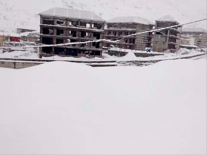 According to officials, preparations for the upcoming Char Dham Yatra were hindered by fresh snowfall on the peaks surrounding Badrinath and Kedarnath on Thursday, while the lower regions were hit by intermittent rain. Temperatures plummeted in the Chamoli and Rudraprayag districts, where Badrinath and Kedarnath are located, as a result of snow, rain, and icy winds.