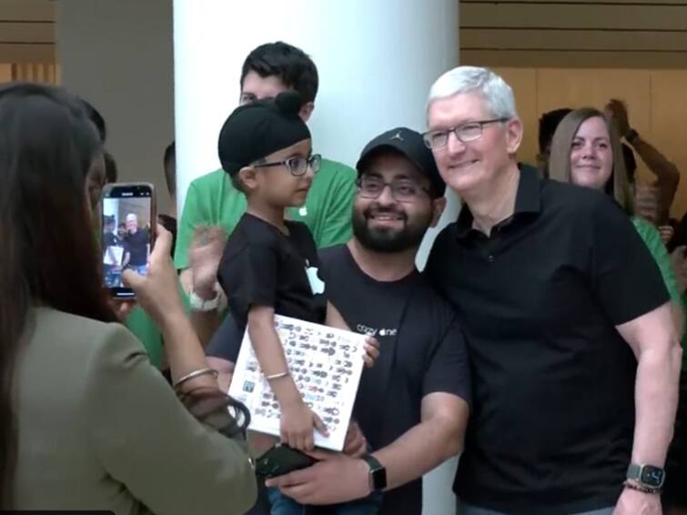 Apple Saket Opening Tim Cook Video Photo Retail Outlet Opening Select Citywalk WATCH | Apple Saket: CEO Tim Cook Inaugurates Official Retail Outlet At Select Citywalk