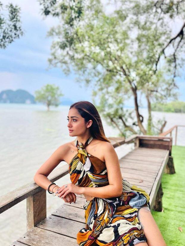 ત્રિધા ચૌધરી સોશિયલ મીડિયા પર ઘણી એક્ટિવ રહે છે.