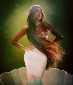 Tara Sutaria Pics: વ્હાઇટ આઉટફિટ પહેરી 'જલપરી' બની તારા સુતારિયા