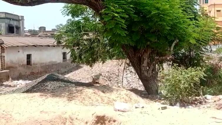 Controversy As Pond Allegedly Being Filled In The Ward Of Bolpur Municipality Chairman Birbhum News:পুরপ্রধানের ওয়ার্ডেই পুকুর ভরাটের অভিযোগ, হইচই বোলপুরে