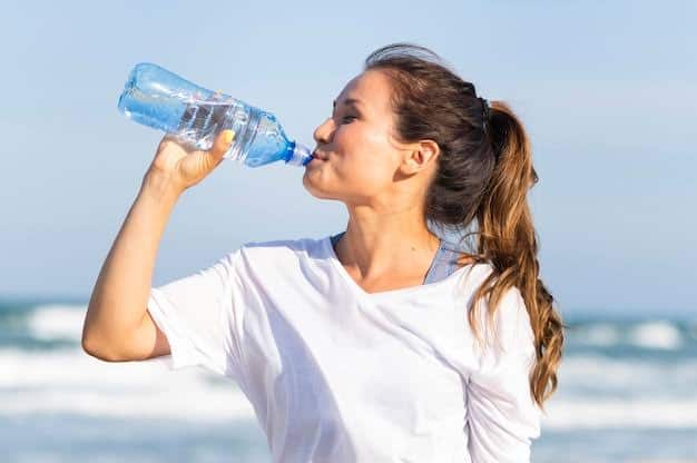 पानी का बॉटल: गर्मी के मौसम में पानी सबसे जरूरी चीज होती है. इसलिए जब भी बाहर निकलें तो अपने बैग में पानी का बॉटल रखें. इस मौसम में पसीना काफी आता है. इसलिए शरीर को हाइड्रेट रखना बहुत जरूरी भी है. बीच-बीच में पानी पीने से आप डिहाइड्रेशन के शिकार होने से बच सकते हैं.