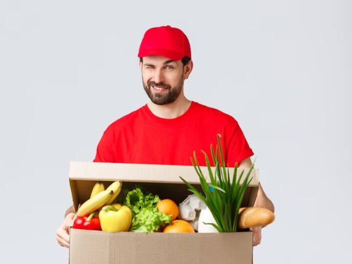 राजधानी में कम से कम 50 स्टोर बंद थे और इसके पीछे का कारण डिलीवरी पार्टनर्स की हड़ताल थी डिलीवरी पार्टनर्स ने कहा कि ब्लिंकिट ने उनके पेमेंट को 25 रुपये प्रति डिलीवरी से घटाकर 15 रुपये कर दिया है. डिलीवरी पार्टनर्स को पेमेंट कम करने से दिक्कत थी.