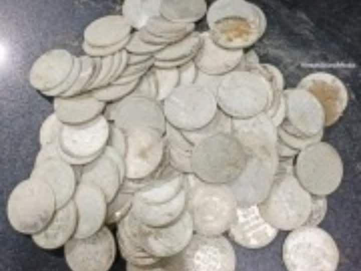 240 Silver Coins Found In Damoh Labour handed over to MP police Silver Coins: मकान की खुदाई के दौरान मिले 240 चांदी के सिक्के, मजदूर ने पुलिस को सौंपे