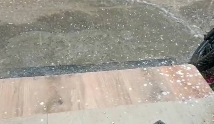 डेक्कन, जंगली महाराज रोड परिसरातदेखील पावसानं हजेरी लावली आहे.