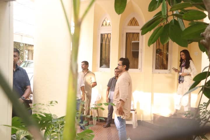 वहीं एक्टर आमिर खान रानी मुखर्जी काफी अच्छे दोस्त हैं. यही वजह है कि आमिर भी एक्ट्रेस की सास के अंतिम दर्शन करने पहुंचे.