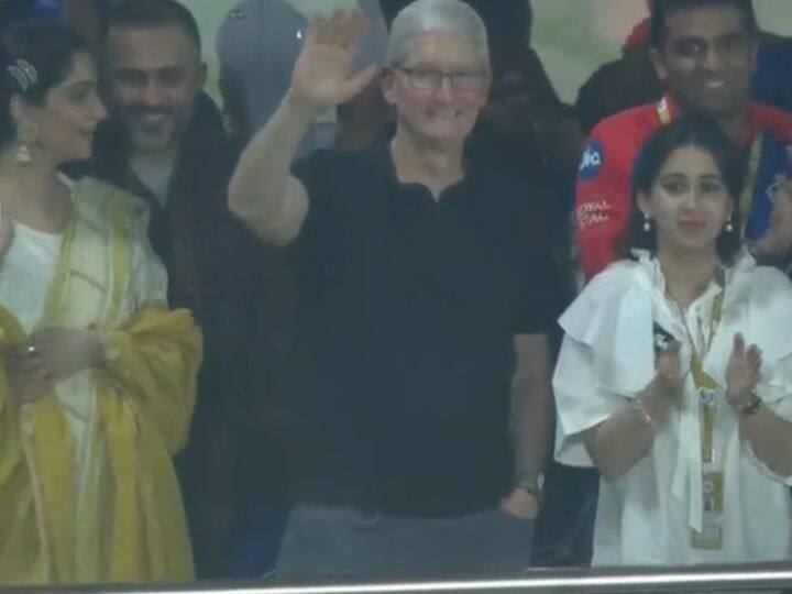 KKR vs DC IPL 2023 Apple CEO Tim Cook Sonam Kapoor Anand Ahuja Spotted Watching IPL Match Delhi Arun Jaitley Stadium IPL 2023: दिल्ली- कोलकाता का मैच देखने पहुंचे एप्पल CEO टिम कुक, पति आनंद आहूजा के साथ दिखीं सोनम कपूर