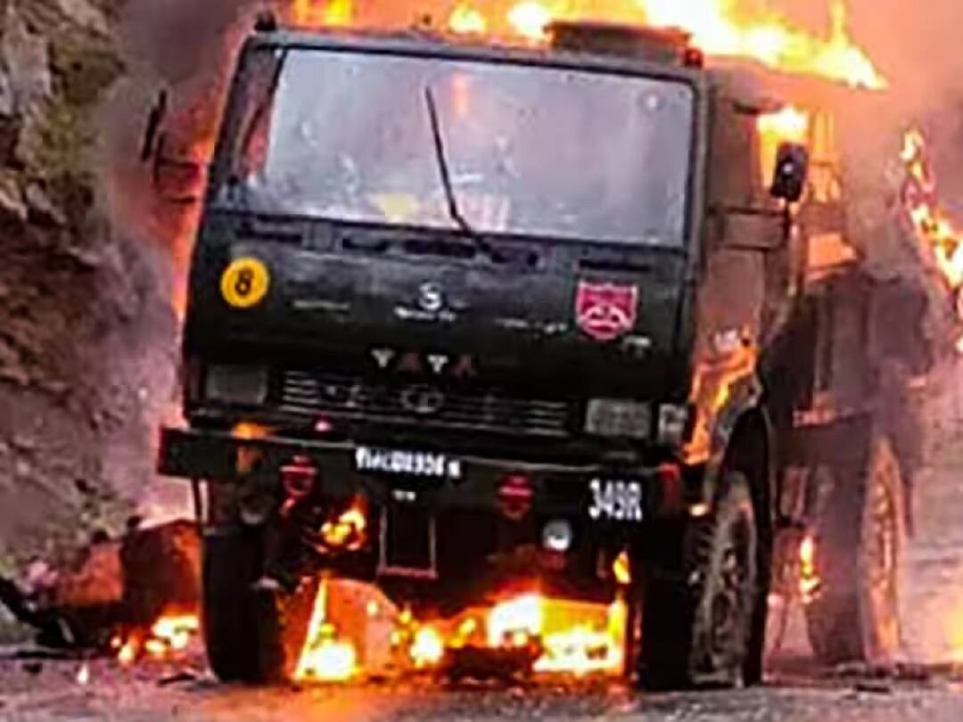 Army Truck Caught Fire: काश्मीर: लष्कराच्या वाहनावर दहशतवाद्यांचा ग्रेनेड हल्ला; 5 जवान शहीद Army Vehicle Caught Fire in terror attack Near Jammu Kashmir 5 Army Jawans Dead Army Truck Caught Fire: काश्मीर: लष्कराच्या वाहनावर दहशतवाद्यांचा ग्रेनेड हल्ला; 5 जवान शहीद