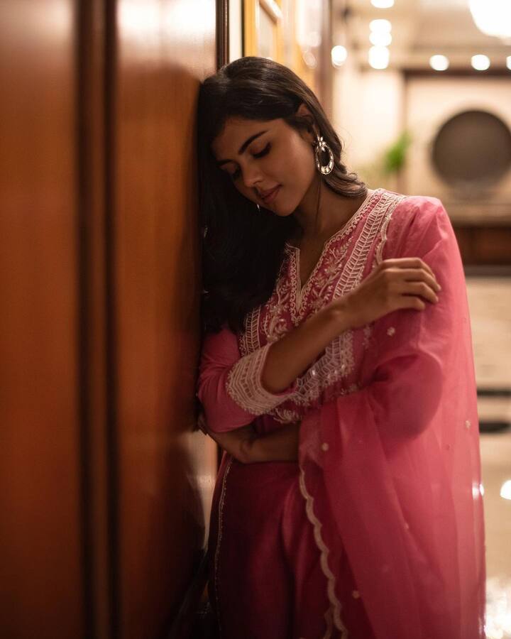 అక్కినేని అఖిల్ హీరోగా వచ్చిన' హలో' సినిమాతో తెలుగుసినీతెరకు హిరోయిన్గా పరిచయమైంది కళ్యాణి.