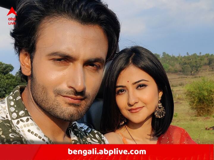 শেষে স্মরণাপন্ন হয় এক মনোবিদের। গল্পের বাঁকে বাঁকে ধীরে ধীরে খুলতে থাকে অতীতের সমস্ত রহস্য। কোন পথে যাবে ঈশান আর রঞ্জিনির সম্পর্ক? সেই উত্তর মিলবে গল্পে।