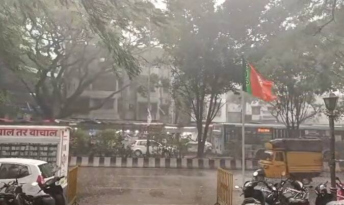 त्यानंतर पुण्यात मुसळधार पावसाला सुरुवात झाली.