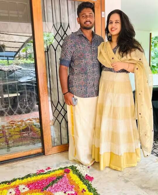 સંજુએ 22 ડિસેમ્બર 2018ના રોજ કોવલમમાં ચારુલતા સાથે લગ્ન કર્યા, જેમાં પરિવારના સભ્યો સિવાય તેના નજીકના મિત્રોએ સમારોહમાં હાજરી આપી હતી.