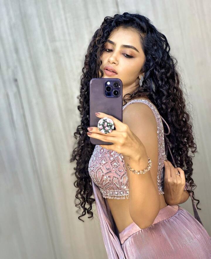 అనుపమా ఇప్పుడు చాలా బిజీగా ఉంది. ప్రస్తుతం ఆమె తెలుగు, మలయాళ, తమిళ సినిమాలలో నటిస్తుంది. గురువారం ఆమె ఇన్‌స్టాలో పోస్ట్ చేసిన ఫొటో చూసి.. అభిమానులు ఫిదా అవుతున్నారు.