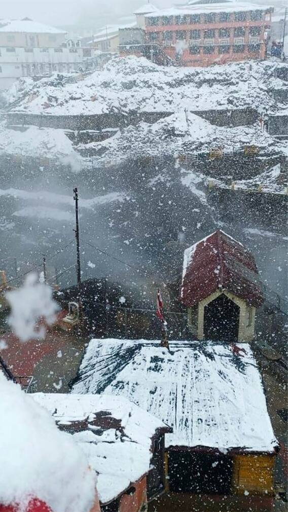 चारधाम यात्रा यात्रा सुरू होण्यापूर्वी बद्रीनाथमध्ये जोरदार बर्फवृष्टी