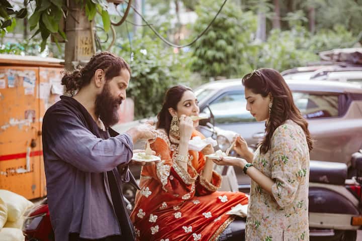 விக்ரம், ஐஸ்வர்யா மற்றும் சோபிதா ரோட்டில் நின்று சாப்பிட்ட காட்சி.