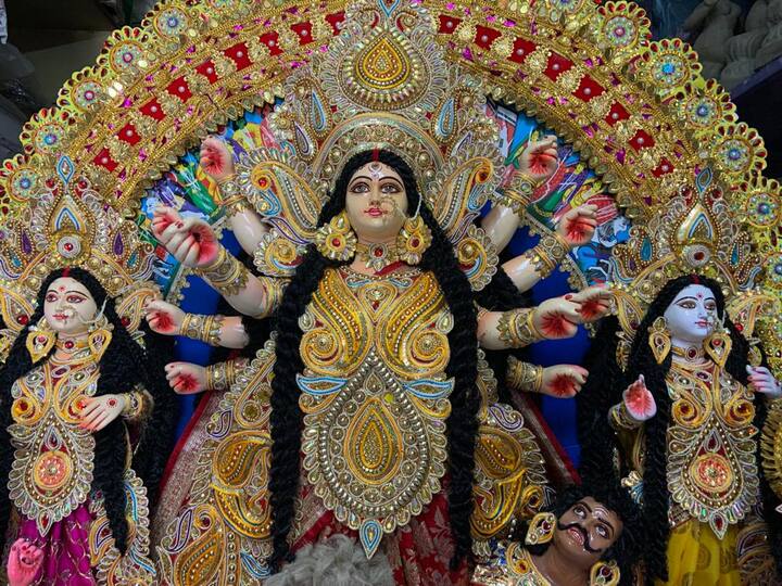 বৈশাখ মাস পড়তেই কুমোরটুলি থেকে দুর্গা প্রতিমা বিদেশে পাড়ি দেওয়া শুরু হল। ফাইবারের তৈরি এই প্রতিমা পাড়ি দিল অস্ট্রেলিয়ার মেলবোর্ন শহরের উদ্দেশ্যে।
