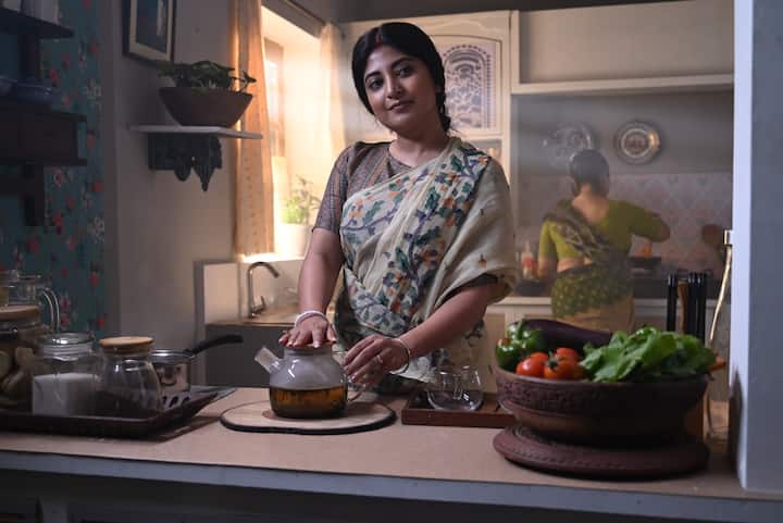হ্যাশট্যাগ মিটু নিয়ে এখন বেশিরভাগ মানুষই ওয়াকিবহাল। হেনস্থা ও নির্যাতনের বিরুদ্ধে প্রতিবাদ করার সোশ্যাল মিডিয়ায় খুব প্রচলিত একটি হ্যাশট্যাগ হল মিটু। আর এই 'মিটু'-ই এক মুহূর্তে ওলটপালট করে দেয় অপর্ণার সংসার।