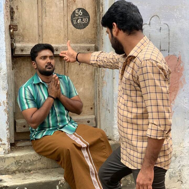 தங்கை குங்குமத்தேனை (அனிதா சம்பத்) எப்படியாவது திருமணம் செய்து கரை சேர்த்து விட வேண்டும் என்று போராடும் அண்ணன் கார்த்தி (விமல்). இவரது கனவில் வரும் சாட்டைக்காரன், யார் இறக்க போகிறார்கள் என்பதை முன் கூட்டியே சொல்கிறான்.