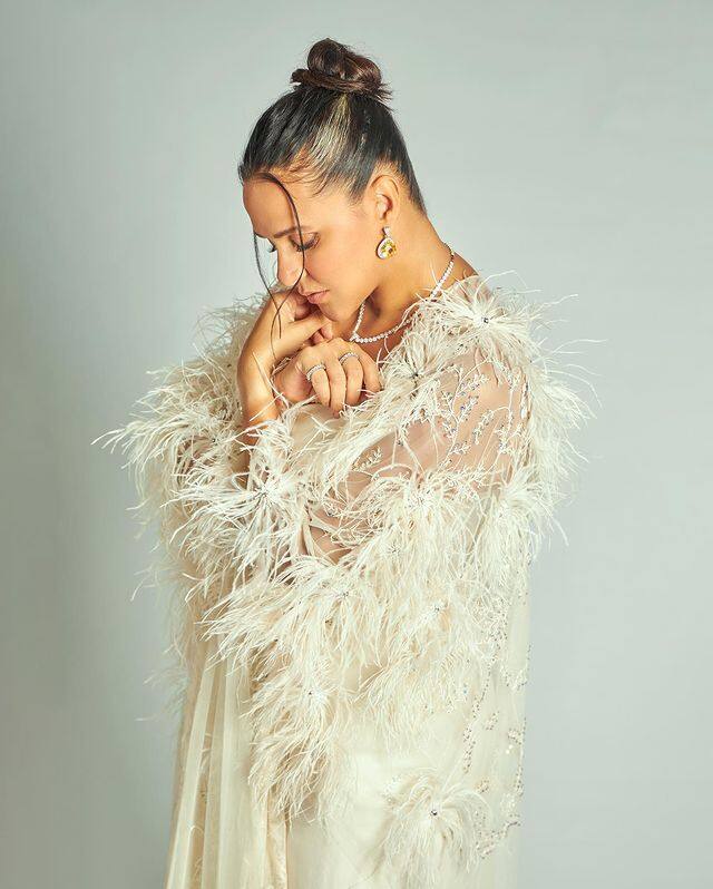 उन्होंने बालों को बन बनाया हुआ है और न्यूड मेकअप के साथ अपने  लुक को कम्प्लीट किया है.