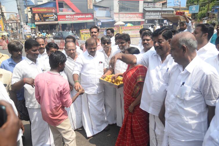 Recognition of Edappadi Palaniswami as General Secretary - AIADMK party in Thanjavur with sweets TNN பொதுச்செயலாளராக எடப்பாடி பழனிசாமி அங்கீகரிப்பு - தஞ்சையில் அதிமுகவினர் இனிப்பு வழங்கி கொண்டாட்டம்