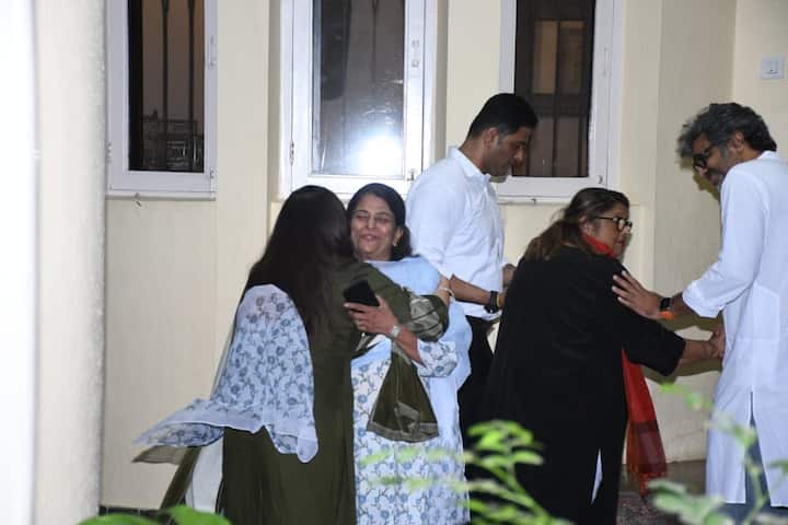 इस मौके पर फिल्म मेकर संजय लीला भंसाली भी नजर आए. संजय ने ब्लू जींस के साथ व्होइट कुर्ता पहना हुआ था.