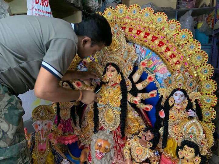 কিন্তু দুর্গাপুজোর তো এখনো অনেক দেরি! শিল্পী জয়ন্ত পাল জানাচ্ছেন, বিমান খরচ বেড়ে যাওয়ায় অনেকেই জাহাজে প্রতিমা নিয়ে যাচ্ছেন।