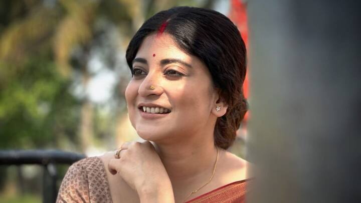 এই সিরিজটি সম্পর্কে সন্দীপ্তা বলছেন, 'এই সিরিজটা আমার কাছে স্বপ্নের। একজন অভিনেত্রী হিসেবে আমি সবসময় চাই একটা শক্তিশালী চরিত্রকে ফুটিয়ে তুলতে। এই সিরিজের নিজের লুকটা নিয়ে আমি খুব আগ্রহী। এর আগে আমি যা যা অভিনয় করেছি, তার থেকে নষ্টনীড়ের লুকটা এক্কেবারে আলাদা। সাধারণ এক গৃহবধূর যে অসাধারণ লড়াইয়ের কথা এই সিরিজ বলবে, আশা করি মানুষ খুব সহজেই তার সঙ্গে নিজেকে মিলিয়ে ফেলতে পারবেন। এই লুকে আমায় কেমন দেখতে লাগছে সেটা গুরুত্বপূর্ণ নয়, গুরুত্বপূর্ণ হল ওই লুকে অপর্ণাকে কেমন মানিয়েছে, সে কেমন ব্যবহার করছে। আমার জন্য অপর্ণা একটা ভীষণ চ্যালেঞ্জিং চরিত্র আর অপর্ণা হয়ে সবাইকে গল্প বলার জন্য আমি অপেক্ষায় রয়েছি।'