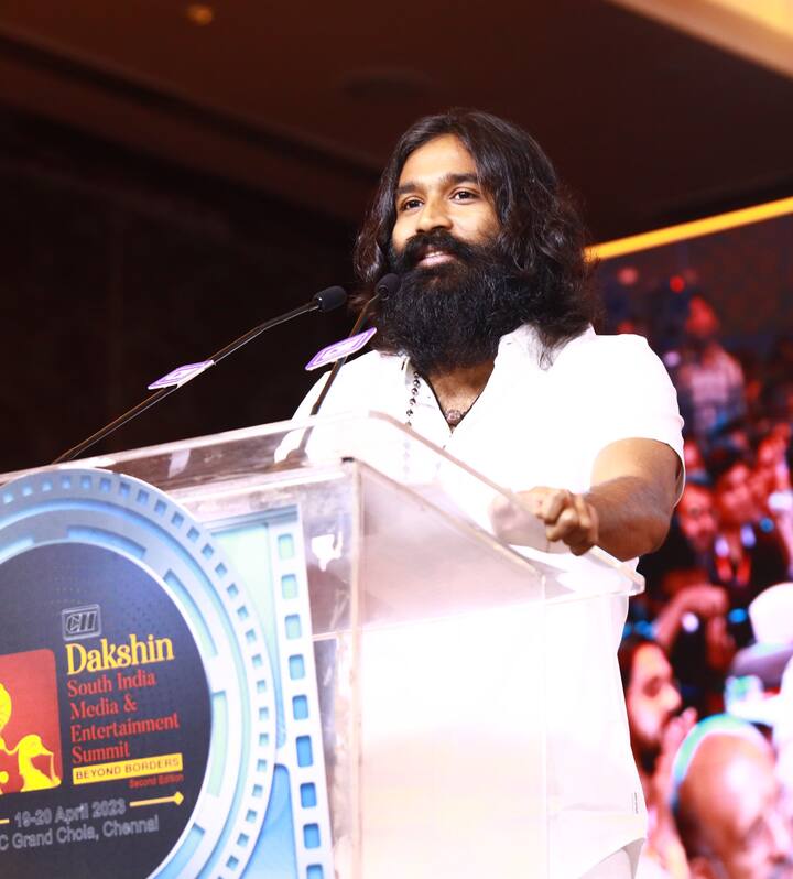 விருதை பெற்று கொண்ட தனுஷ், 40 வயதில் யூத் ஐகான் விருது பெறுவேன் என்று சற்றும் நினைத்து பார்க்கவில்லை என்று உணர்ச்சி பொங்க கூறினார்.