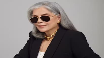 Zeenat Aman Latest: ਹਿੰਦੀ ਸਿਨੇਮਾ ਦੀ ਮਸ਼ਹੂਰ ਅਦਾਕਾਰਾ ਜ਼ੀਨਤ ਅਮਾਨ ਦੀਆਂ ਕੁਝ ਤਾਜ਼ਾ ਤਸਵੀਰਾਂ ਸੋਸ਼ਲ ਮੀਡੀਆ ਤੇ ਸਾਹਮਣੇ ਆਈਆਂ ਹਨ। ਇਨ੍ਹਾਂ ਤਸਵੀਰਾਂ ਚ ਜ਼ੀਨਤ ਅਮਾਨ ਨੇ ਜੇਮਸ ਬਾਂਡ ਦਾ ਲੁੱਕ ਅਪਣਾਇਆ ਹੈ।