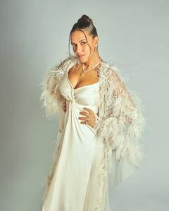 Neha Dhupia Pics: डीपनेक गाउन में बवाल लगीं नेहा धूपिया, कैमरे के सामने दिए ऐसे-ऐसे पोज़, हर फोटो को देख मचल उठेगा दिल!