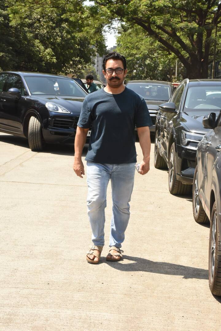 इस दौरान आमिर खान ब्लू जींस और हाफ स्लीव टी-शर्ट में नजर आए.