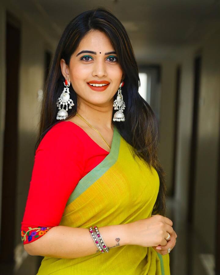 తాజాగా ఈ ముద్దుగుమ్మ పోస్టు చేసిన చీర ఫోటోలు నెట్టింట్లో బాగా వైరల్ అవుతున్నాయి. Photo Credit: sravanthi_chokarapu/ instagram