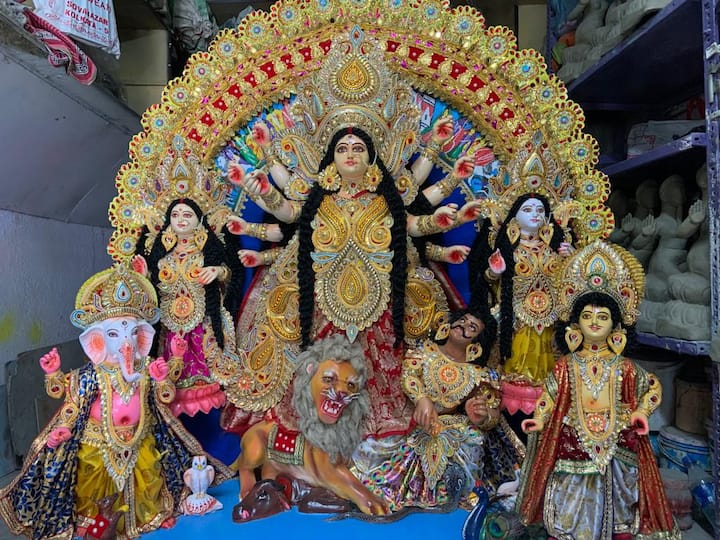 শিল্পী জানাচ্ছেন, তাতে কিছুটা খরচ বাঁচছে। পুজোর মুখে মাটির প্রতিমা তৈরির চাপ থাকে তাই বিদেশের প্রতিমা গুলো আগে ভাগে করে নিলে সুবিধা হয়।