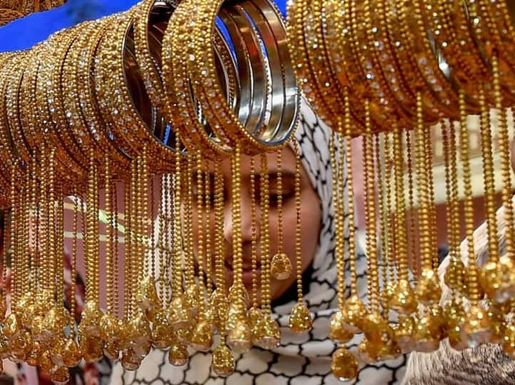 Gold Silver Rate today 24 April are slowing down due to subdued demand for precious metals Gold Silver Rate: सूरत, दिल्ली, मुंबई, पटना, जयपुर समेत इन शहरों में सस्ता हुआ सोना, चांदी के भी गिरे दाम