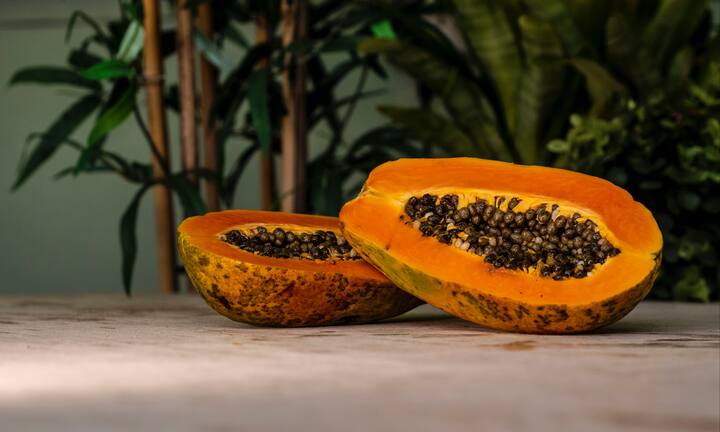 Papaya Bad Food Combinations : पपईत अनेक पोषण तत्त्वे असतात,ज्यामुळे शरीर आरोग्यदायी राहण्यास मदत होते. डाएट हेल्दी बनवण्यासाठी प्रामुख्याने पपईचा वापर करण्यात येतो.पपई रोगप्रतिकार शक्ती वाढवण्यास मदत करते.पपईमुळे अनेक आजार दूर राहण्यास मदत होते.