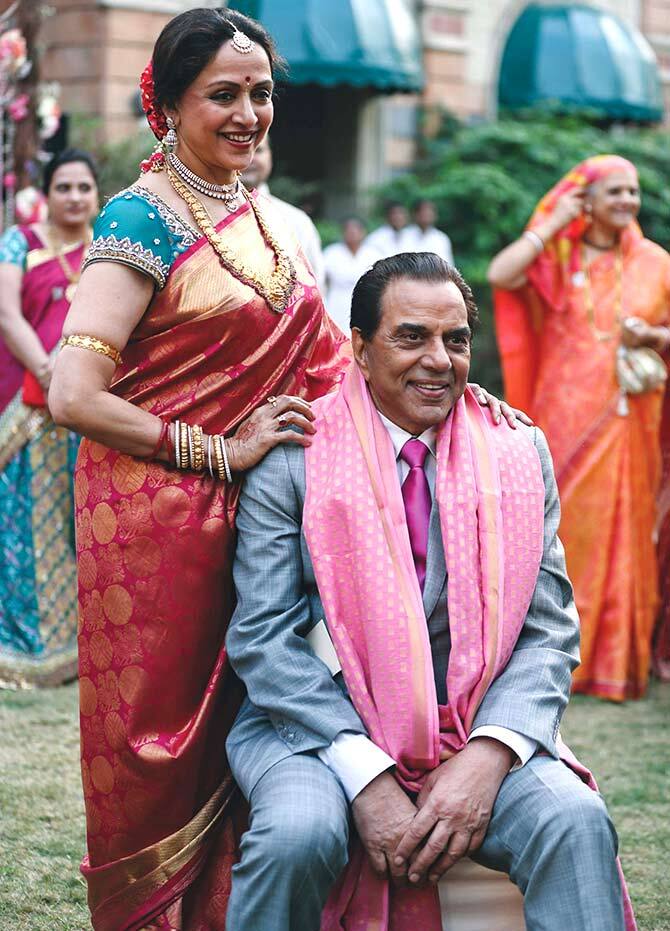 बता दें कि धर्मेंद्र ने हेमा मालिनी के साथ साल 1980 में शादी की थी. कपल दो बेटियों ईशा और अहाना के पेरेंट्स हैं.