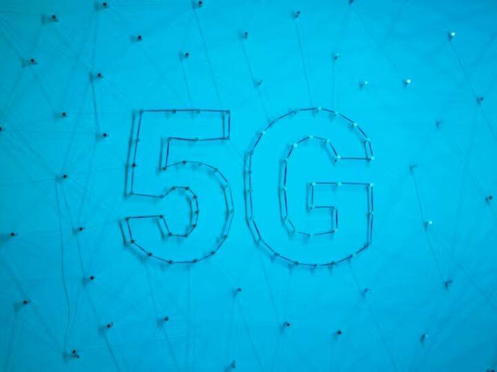आंकड़ों के मुताबिक 3 मार्च तक रिलायंस जियो ने 5G सेवाओं के लिए 82,509 साइट्स शुरू की हैं, जबकि भारती एयरटेल के पास कुल 19,142 साइट्स हैं. इस हिसाब से जियो एयरटेल से आगे निकल चुका है.