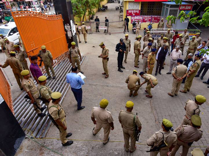 अब इसी हत्याकांड की जांच कर रही एसआईटी और फारेंसिक टीम गुरुवार को प्रयागराज स्थित घटना स्थल पर पहुंची थी.