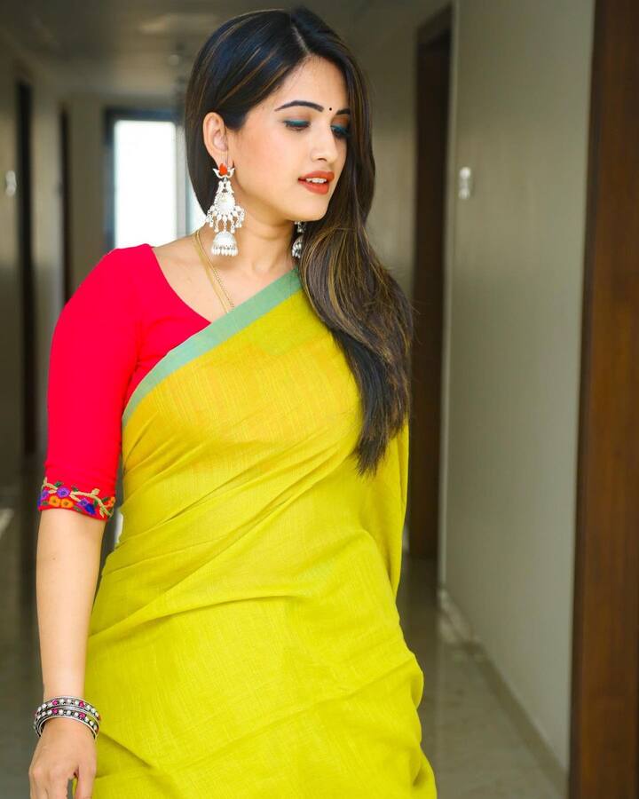 అమ్మడు అందానికి కుర్రకారు ఫిదా అవుతున్నారు. Photo Credit: sravanthi_chokarapu/ instagram