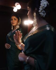 Dimple Hayathi photos: చీరకట్టిన డస్కీ బ్యూటీ డింపుల్