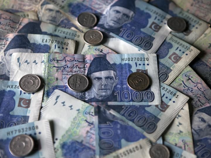 साथ ही नोट पर एक धारक वाली लाइन के बाद GOVERNOR STATE BANK OF PAKISTAN लिखा होता है.