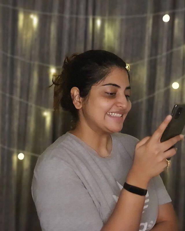 டி.வியில் தோன்றிய கெளதம் மஞ்சிமாவின் ரீல் ஜோடியாகி  பின் ரியல் ஜோடியாகிவிட்டார்.