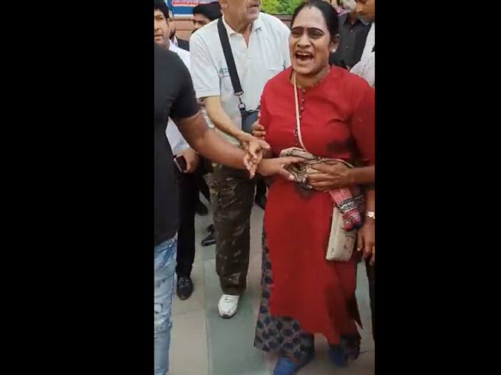 Delhi Saket Court Firing: Bullets fired in Delhi's Saket Court, one woman injured, police force present on the spot Delhi Saket Court Firing: દિલ્હીની સાકેત કોર્ટમાં ગોળીબાર, એક મહિલા ઘાયલ, ઘટનાસ્થળે પોલીસ ફોર્સ હાજર